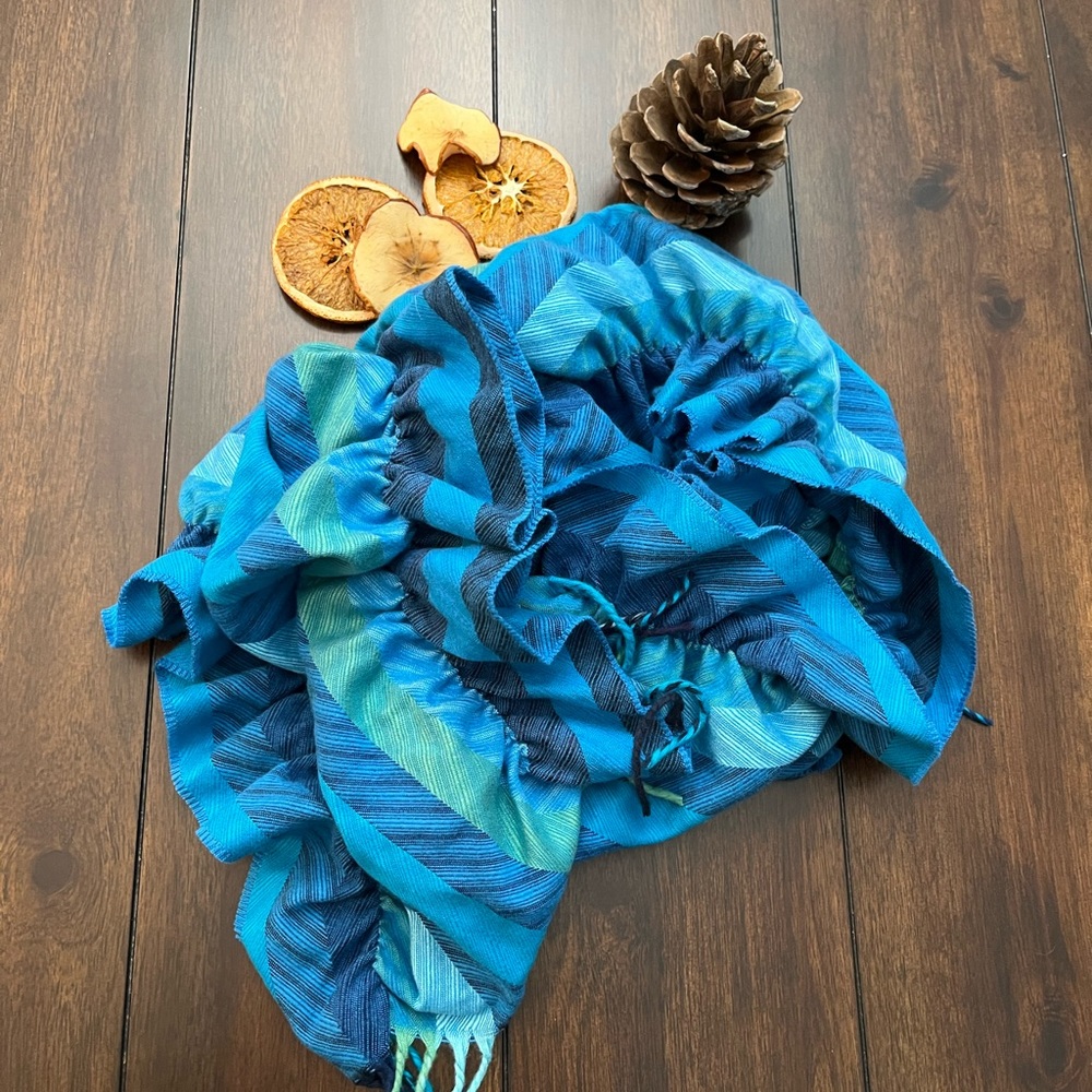 Cashmink. Ruffled blue scarf.